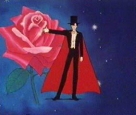 Tuxedo Mask usa las rosas como ataque